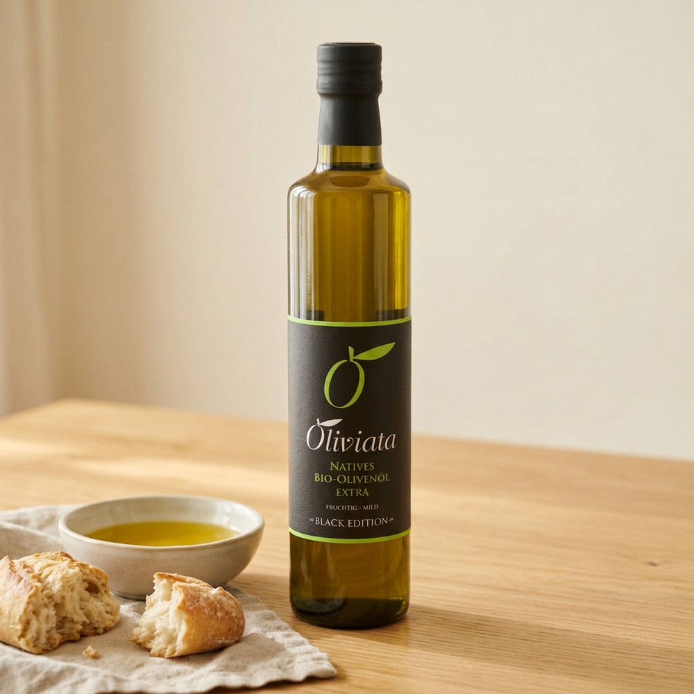 Oliviata Black Edition Bio-Olivenöl mit Brot und einem Schälchen Olivenöl